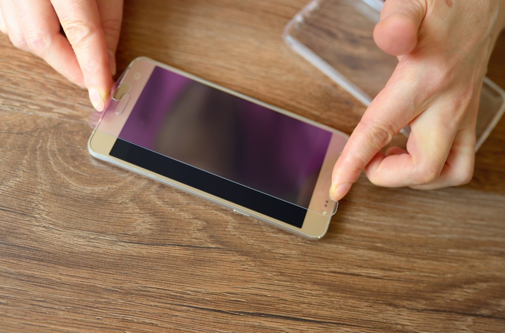 technology fix for wireless charging lady removing cell phone from case